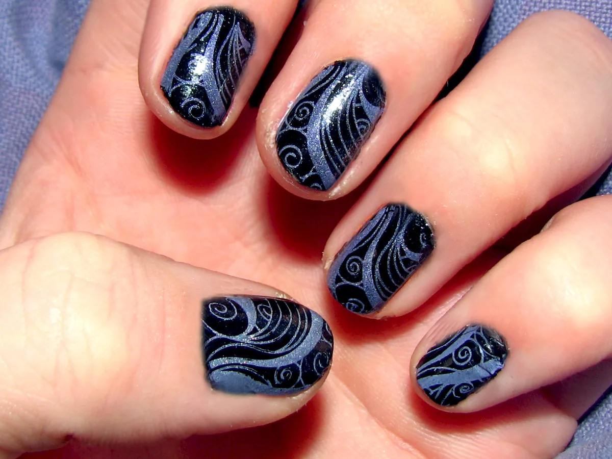 Navy nails with fine silver swirl stamping