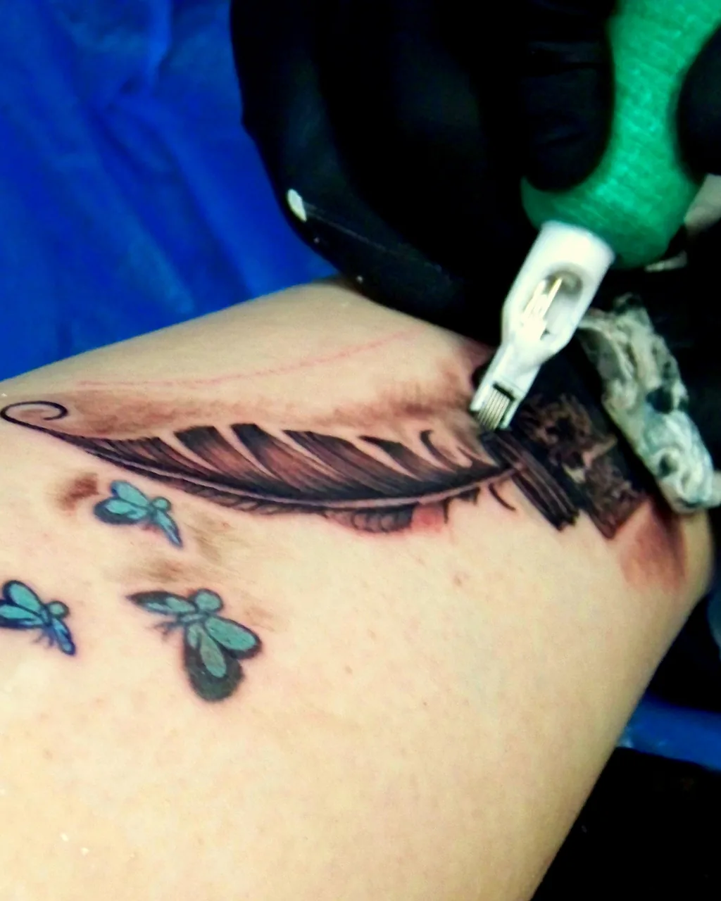 A vertical view of the feather outline under the needle.
