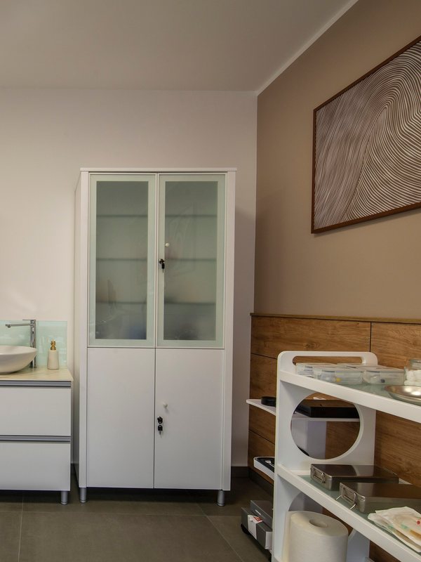 Preparation room with a wash basin, storage cabinet and instrument trolley