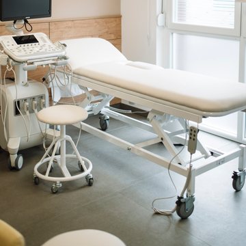 Examination couch and ultrasound unit in a consulting room