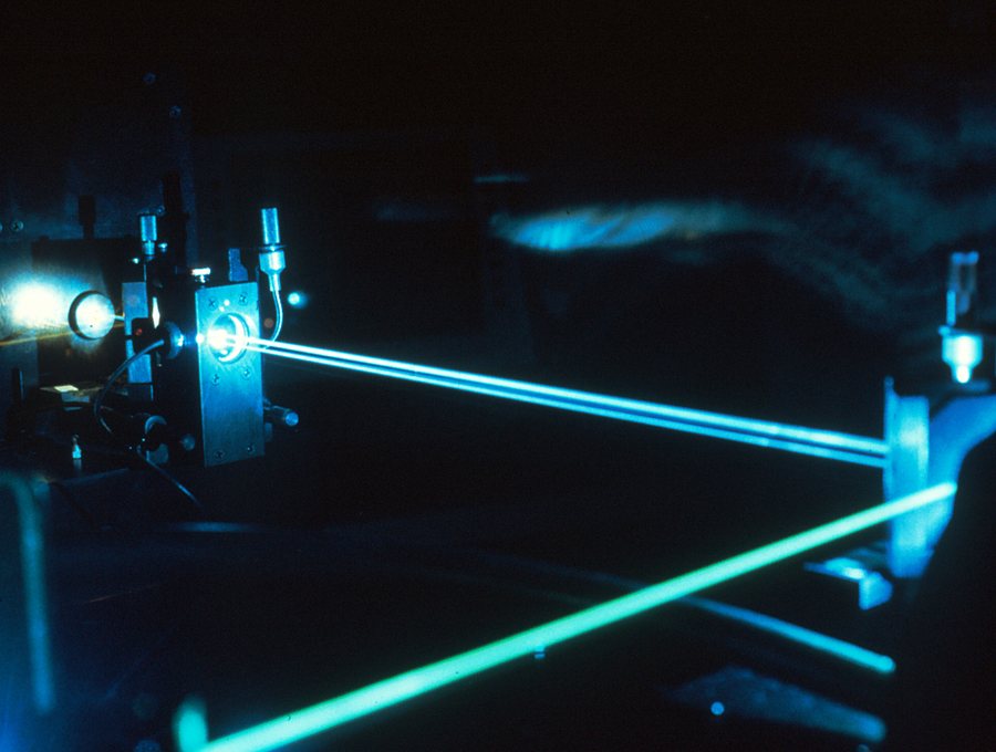 Laser beams crossing an optical bench