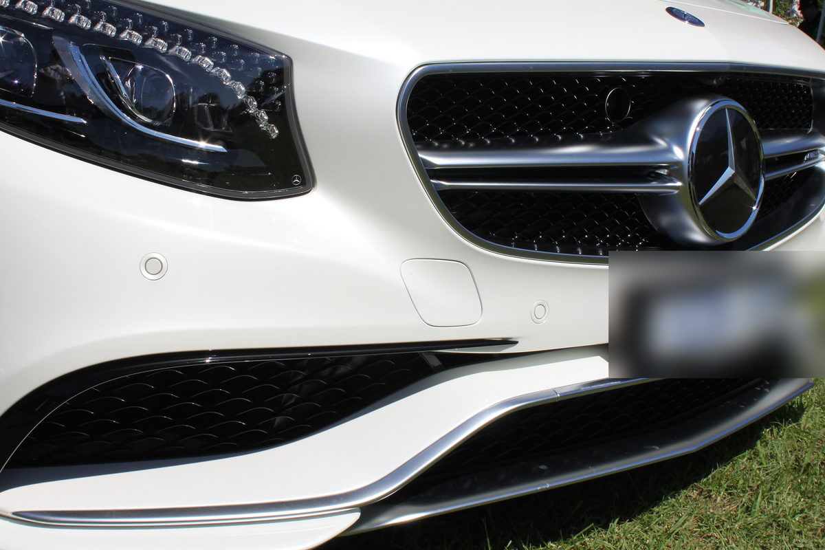 Grille and headlight detail of a Mercedes-AMG S 63 coupe