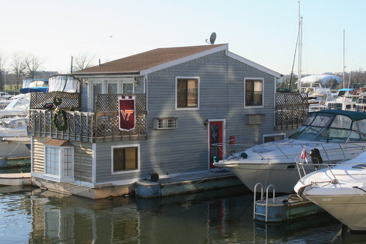 Anchor & Oak Harbor Home — clapboard harbour house among moored boats