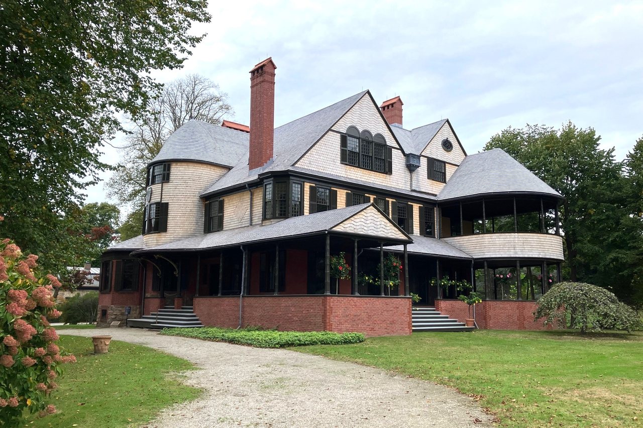 Saltmeadow Family Home — large shingle-style family house on an open lawn