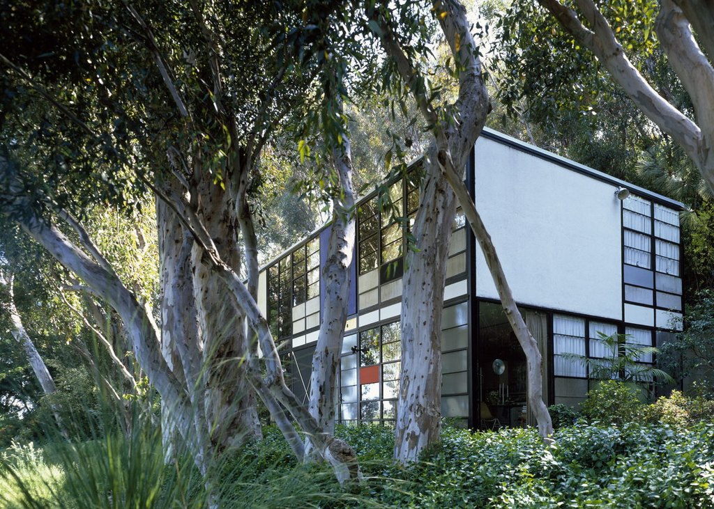 Palisades Resort Estate — a glass-and-steel modernist residence among eucalyptus trees