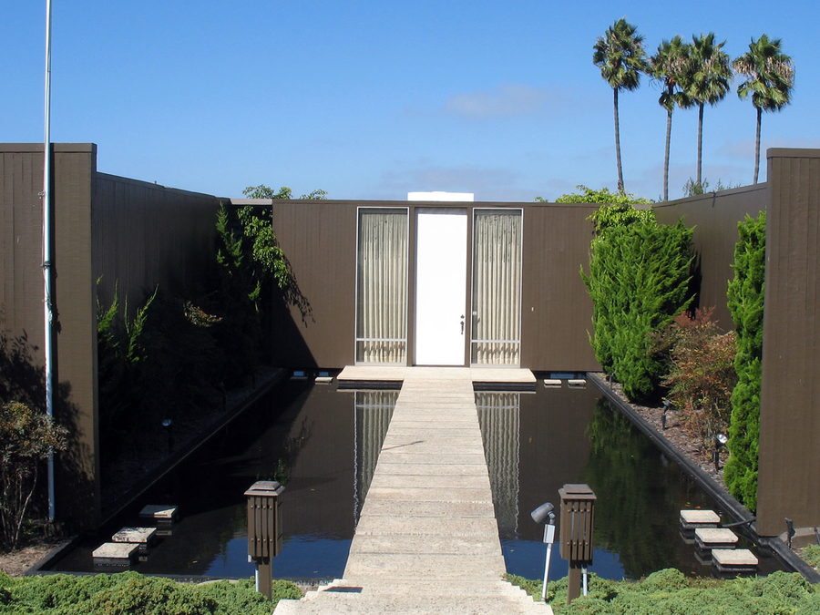 Mid-century case study house with full-height glazing