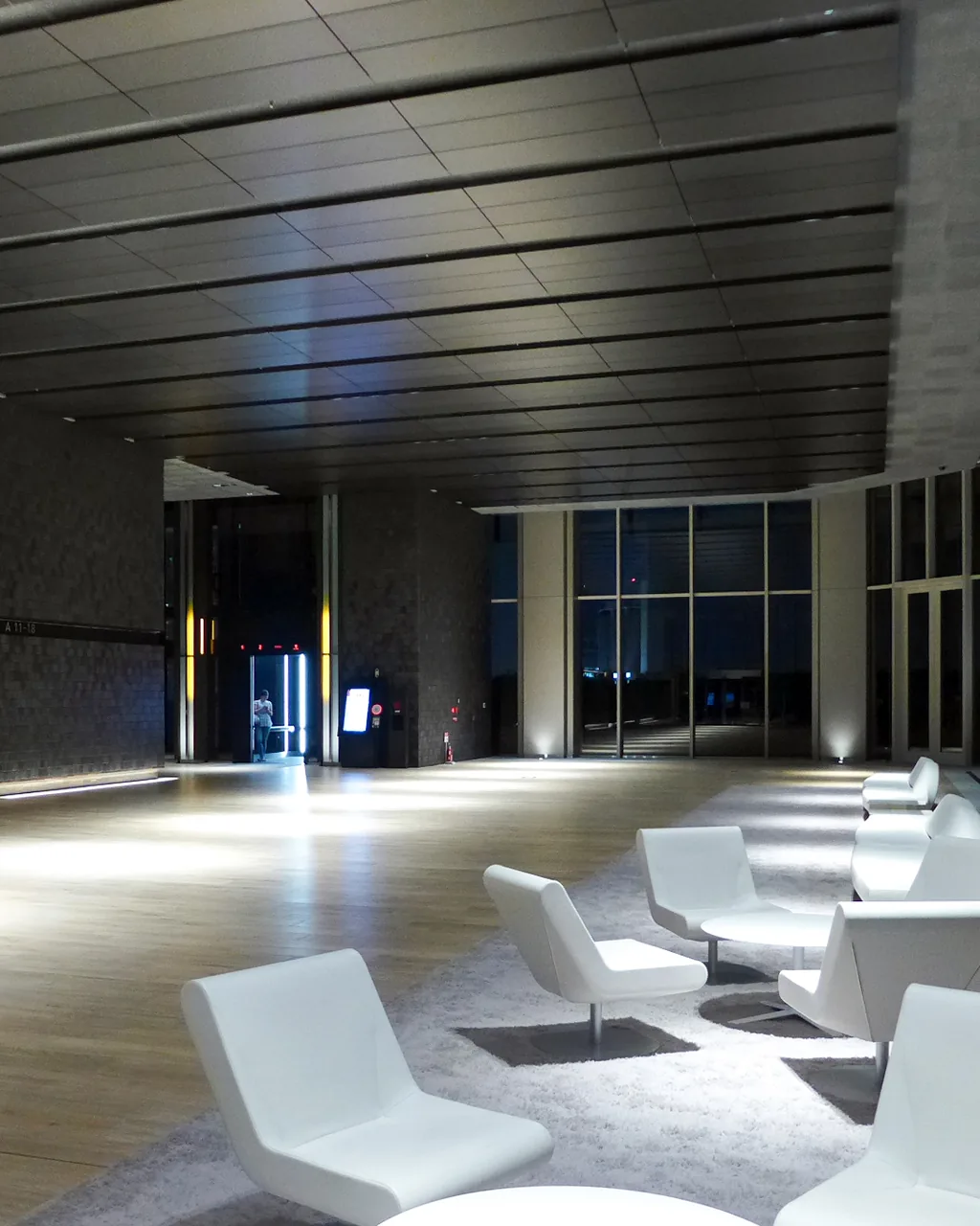 A vertical view of a cleared office floor and its ceiling lighting.